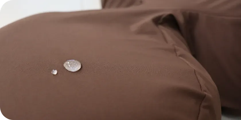 カバーの上で水を弾いている様子